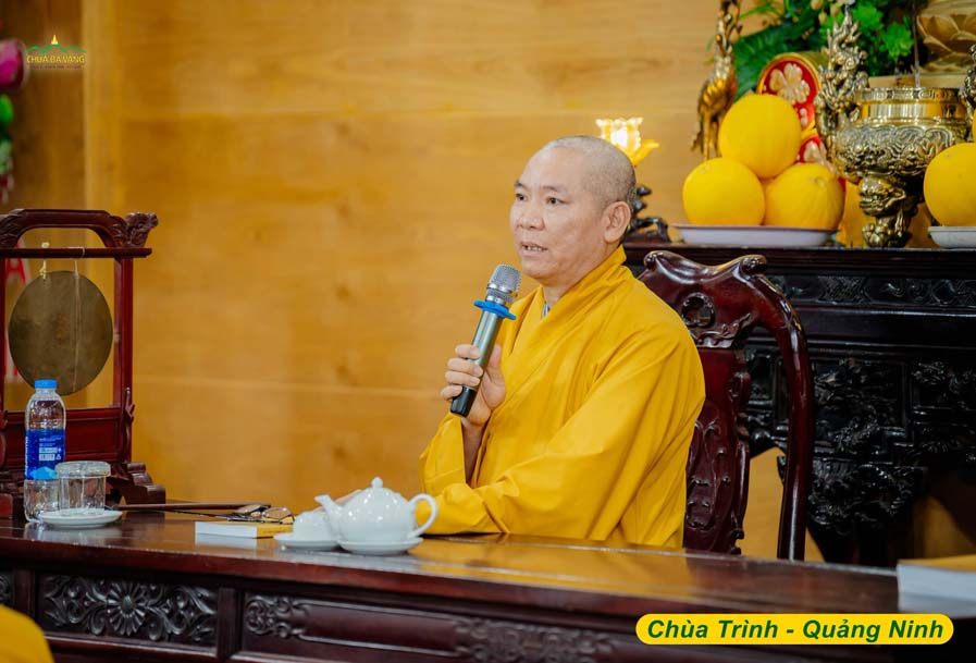 Đón nhận tấm lòng thành kính cúng dường của chư Tăng Ni, Phật tử chùa Ba Vàng nhân mùa an cư, Thượng tọa Thích Hiển Thiện - Phó Trưởng Ban Trị sự, Trưởng Ban Hoằng pháp GHPGVN tỉnh Quảng Ninh đã ban đạo từ cho hàng Phật tử