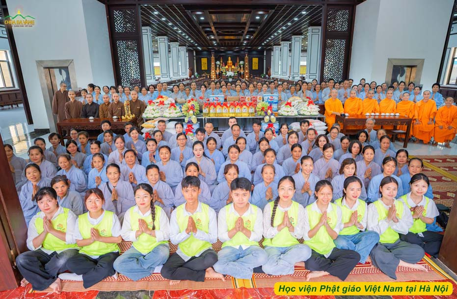 Bức hình lưu niệm của chư Tôn đức cùng các Phật tử tại Hạ trường Học viện Phật giáo Việt Nam thành phố Hà Nội