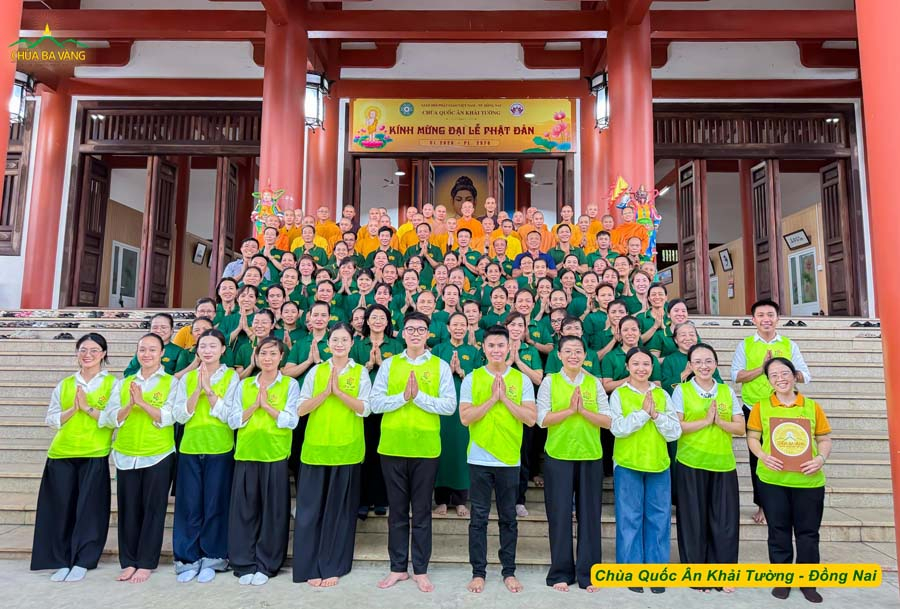 Sư Phụ, chư Tăng và Phật tử hoan hỷ chụp ảnh lưu niệm cùng chư Tôn đức tại trường hạ chùa Quốc Ân Khải Tường (Đồng Nai)