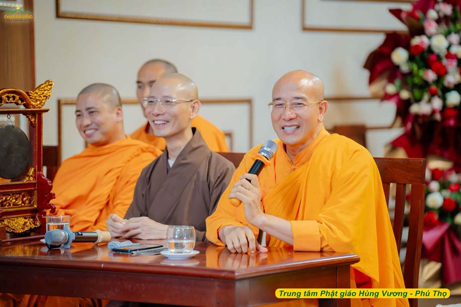 Buổi thăm và cúng dường diễn ra trong không khí hoan hỷ, thắm tình đạo vị