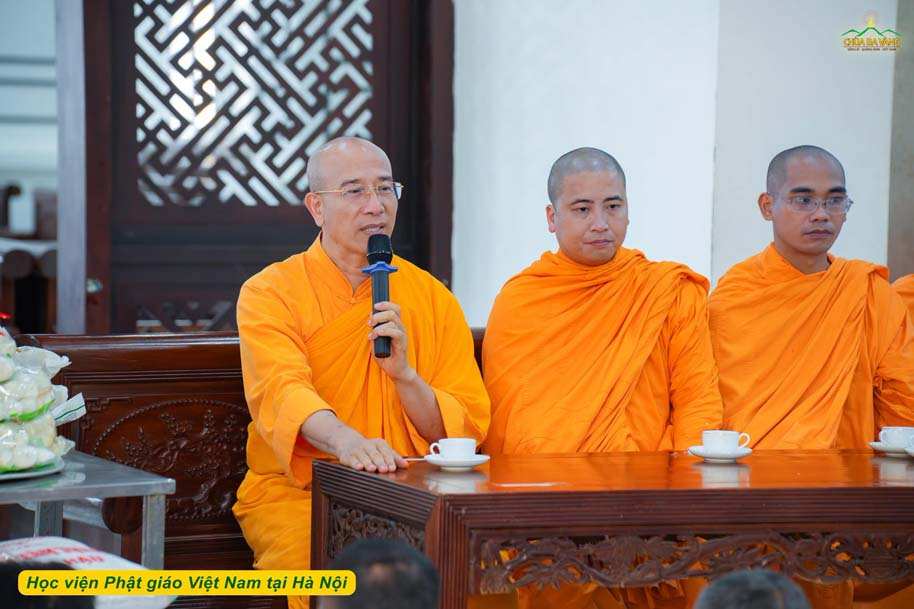 Thầy Thích Trúc Thái Minh chỉ dạy hàng Phật tử về ý nghĩa và công đức của việc cúng dường trường hạ trong mùa chư Tăng an cư
