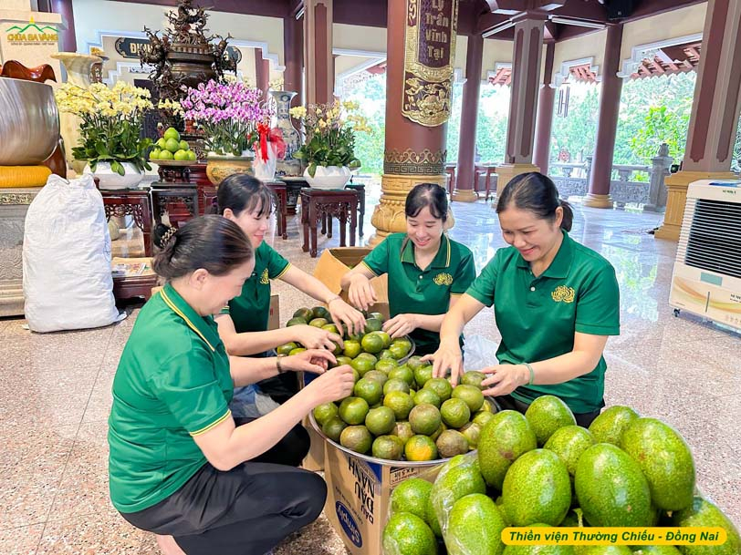 Phật tử hoan hỷ bày trí vật thực thanh tịnh, thành kính dâng cúng chư Tăng