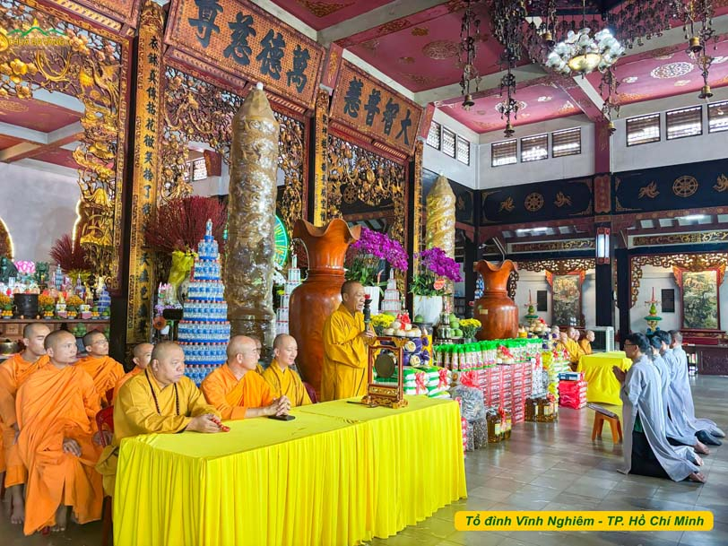 Quý chư Tôn đức Tăng tại trường hạ Tổ đình Vĩnh Nghiêm - TP. Hồ Chí Minh chứng minh sự cúng dường thành kính của các Phật tử