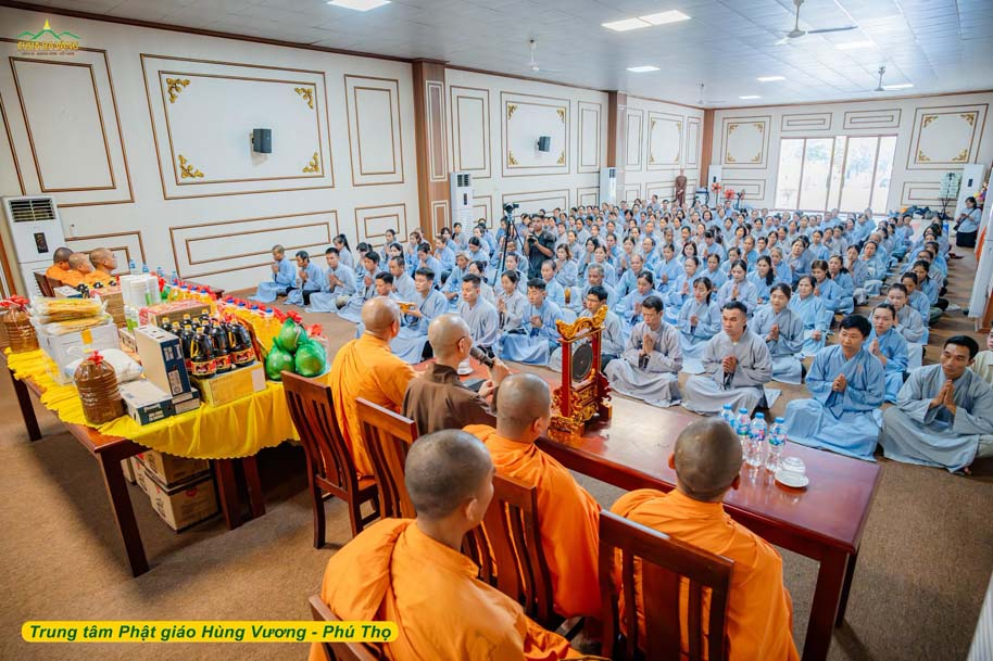 Hộ trì Tăng chúng tu hành thanh tịnh mùa an cư được phước báu lớn