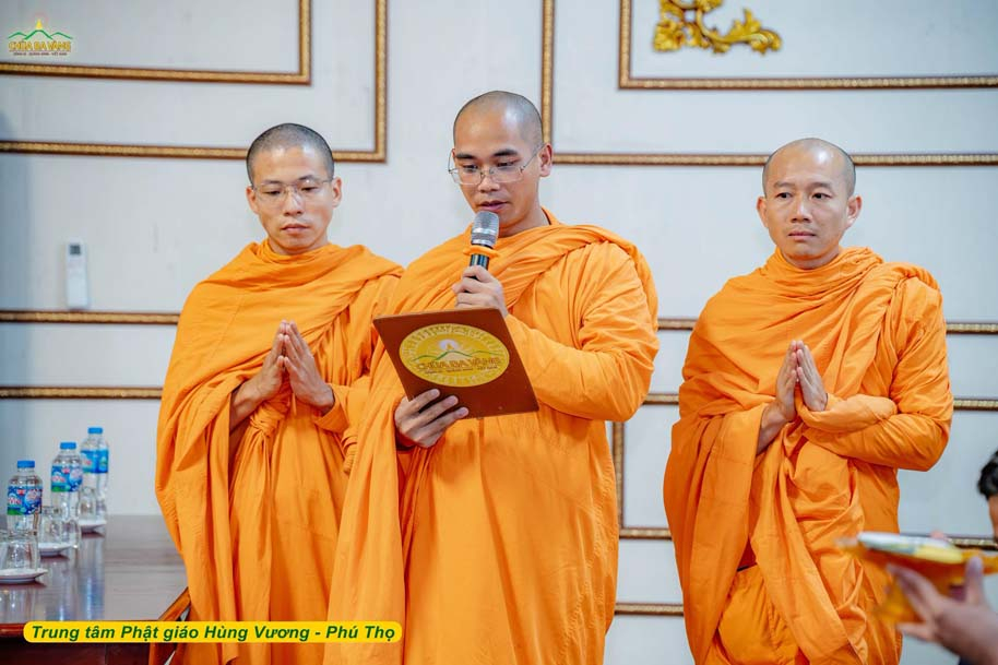 Đại diện chư Tăng dâng lời tác bạch cúng dường