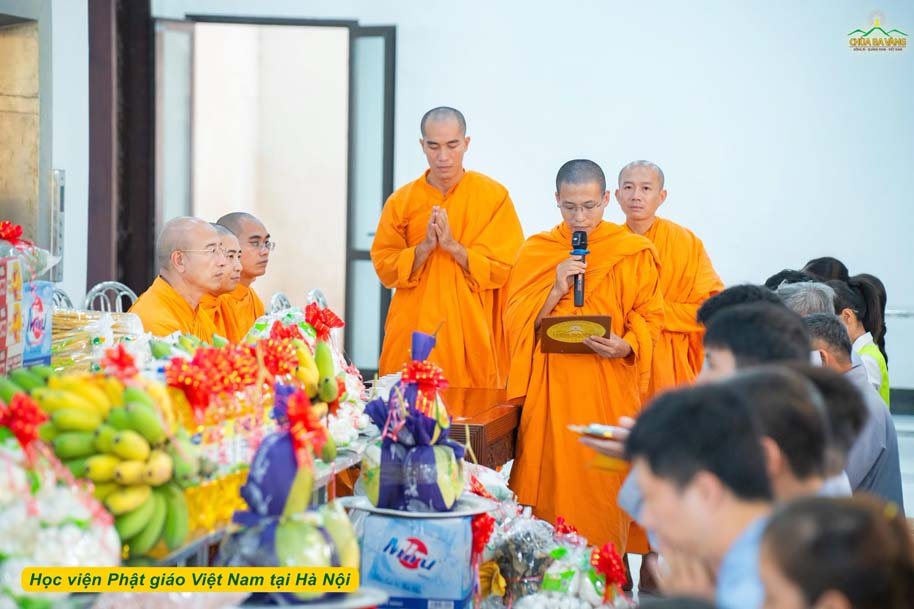 Đại diện chư Tăng chùa Ba Vàng tác bạch cúng dường chư Tôn đức trong mùa an cư kiết hạ tại Học viện Phật giáo Việt Nam (Hà Nội)