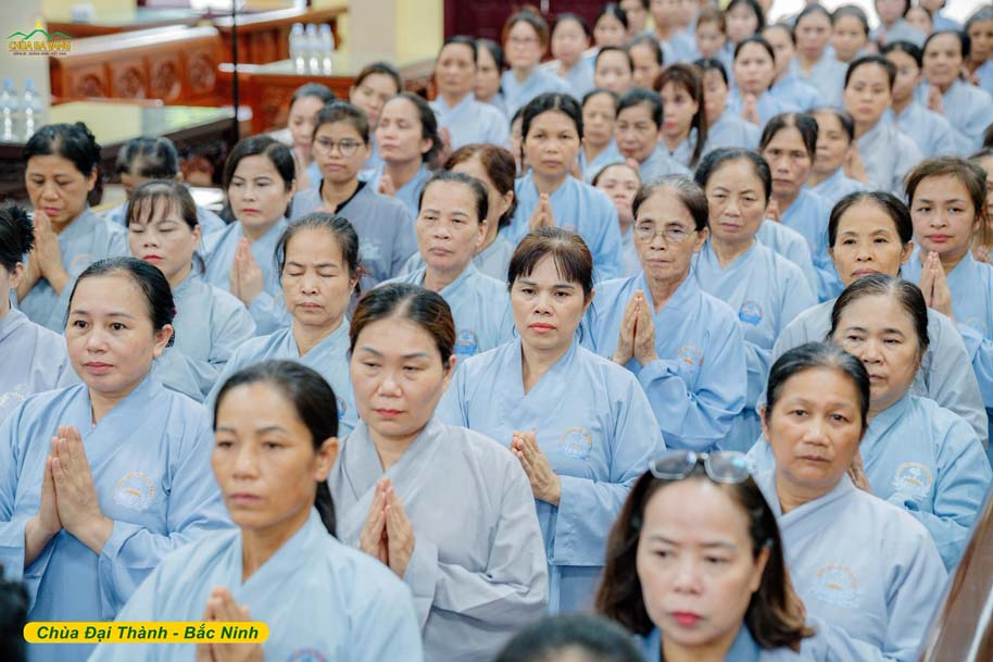 Các Phật tử chăm chú lắng nghe lời chư Tăng chỉ dạy