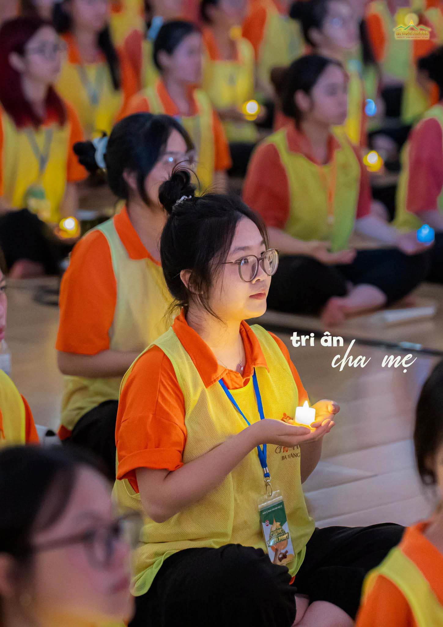 Những ngọn nến tri ân được nâng niu trên tay, gửi theo đó những yêu thương đến cha mẹ