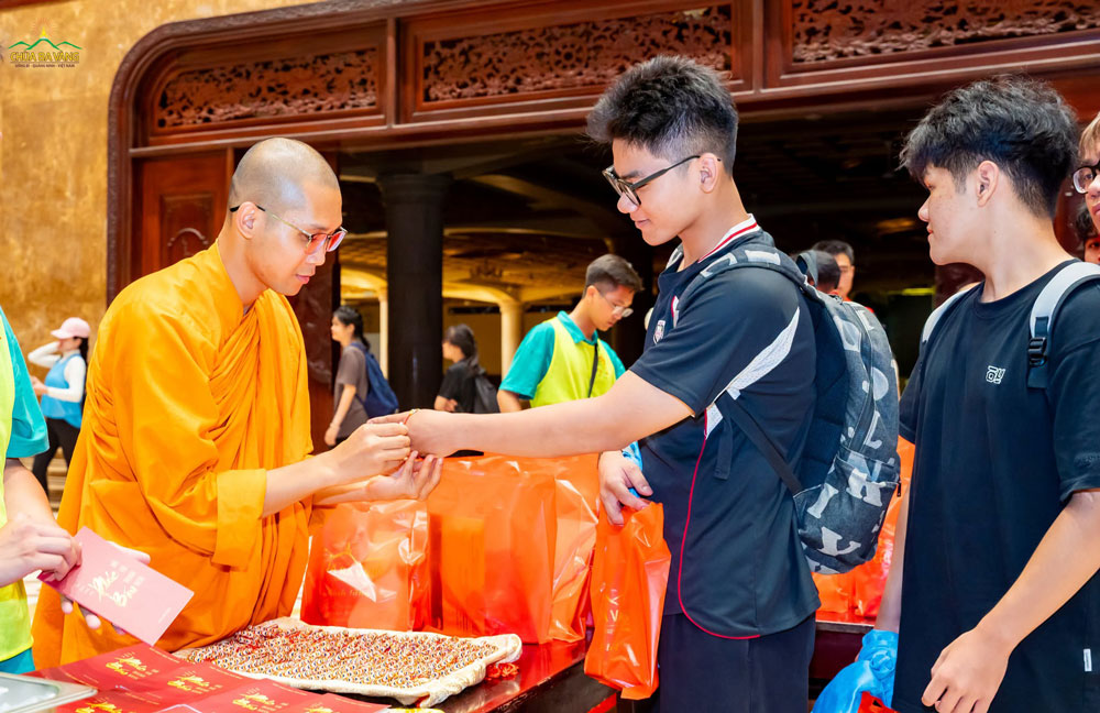 Trước khi tạm biệt Nhà lớn Ba Vàng, các bạn trẻ nhận những món quà ý nghĩa từ chư Tăng