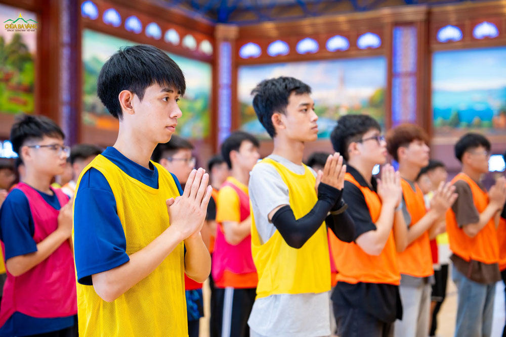 Các bạn trẻ được tham gia thời khóa cầu an tại chùa