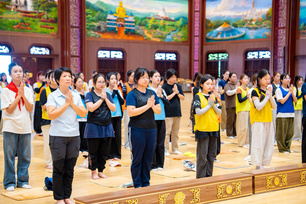 Các bạn khóa sinh chắp tay thành kính trong thời khóa cầu an