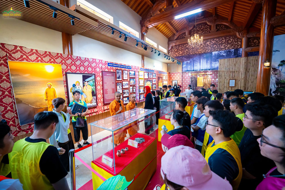 Các bạn trẻ được tham quan Bảo tàng chùa Ba Vàng, tìm hiểu những kỷ vật gắn với những ngày đầu sơ khai của chùa