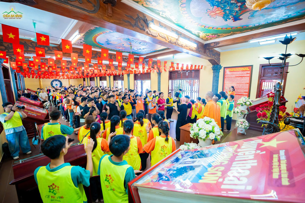 Trong không khí thiêng liêng, các bạn trẻ cùng hòa vang ca khúc “Còn gì đẹp hơn”, thành kính tưởng nhớ và tri ân công lao to lớn của thế hệ cha anh đã hy sinh vì độc lập, tự do của Tổ quốc