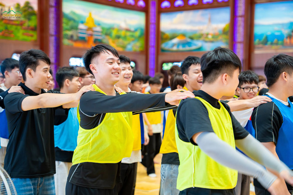 Những giây phút đầy ắp tiếng cười của các bạn trẻ tại Nhà lớn!