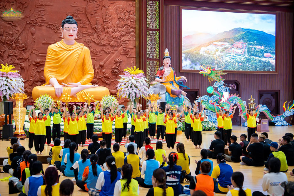 Những lời ca tiếng hát rộn ràng từ các bạn Thanh thiếu niên Phật tử chùa Ba Vàng, gửi lời chào mừng đến các bạn trẻ sinh viên về với Nhà lớn!