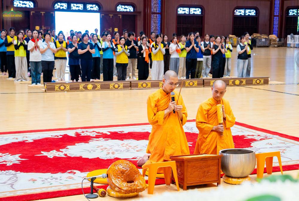 Chư Tăng dâng hương bạch Phật, tác lễ cầu an cho đoàn