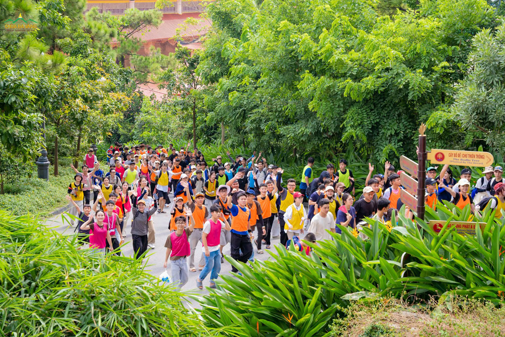 Những bước chân đầy hứng khởi của các bạn trẻ bắt đầu hành trình chinh phục núi Thành Đẳng