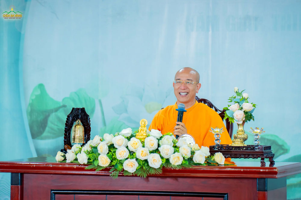 Chuyến đi càng thêm ý nghĩa khi các bạn trẻ được lắng nghe Sư Phụ Thích Trúc Thái Minh giảng về chủ đề hiếu đạo