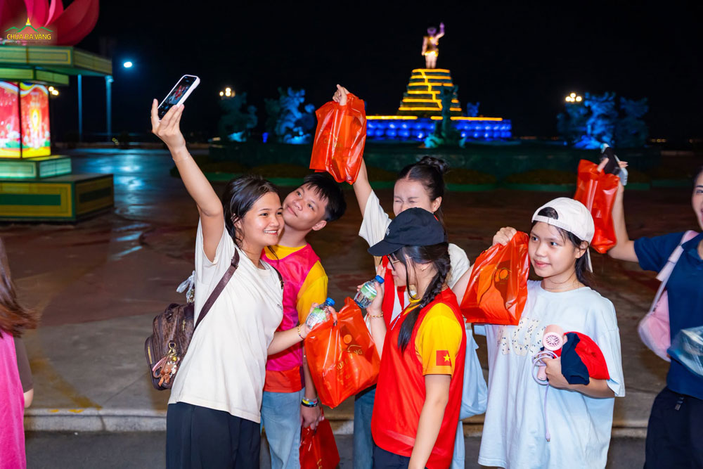 Cùng lưu giữ những khoảnh khắc đáng nhớ tại Nhà lớn nhé!