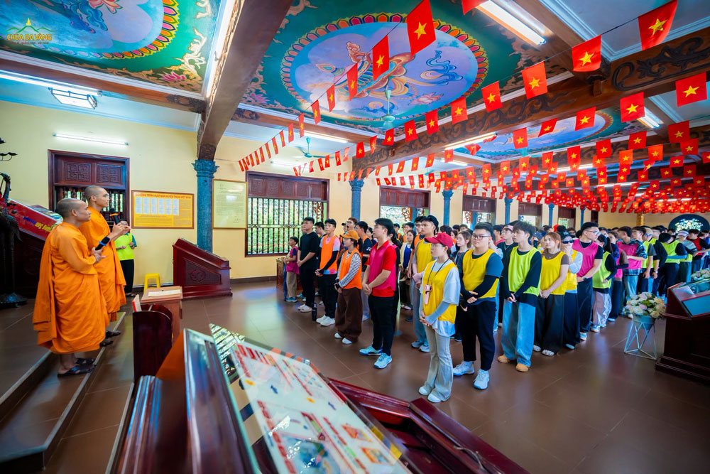Tiếp nối hành trình, các bạn trẻ được lắng nghe chư Tăng chia sẻ tại Đền thờ Anh hùng Liệt sĩ, cùng lắng lòng tưởng niệm và bày tỏ lòng tri ân sâu sắc đối với các anh linh Anh hùng Liệt sĩ - những người đã hy sinh vì quê hương, đất nước