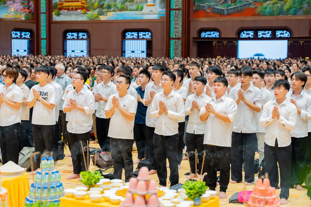 Bạn Trần Xuân Kỳ (thứ 3 từ bên trái sang) hướng tâm tham gia lễ cầu siêu phả độ gia tiên