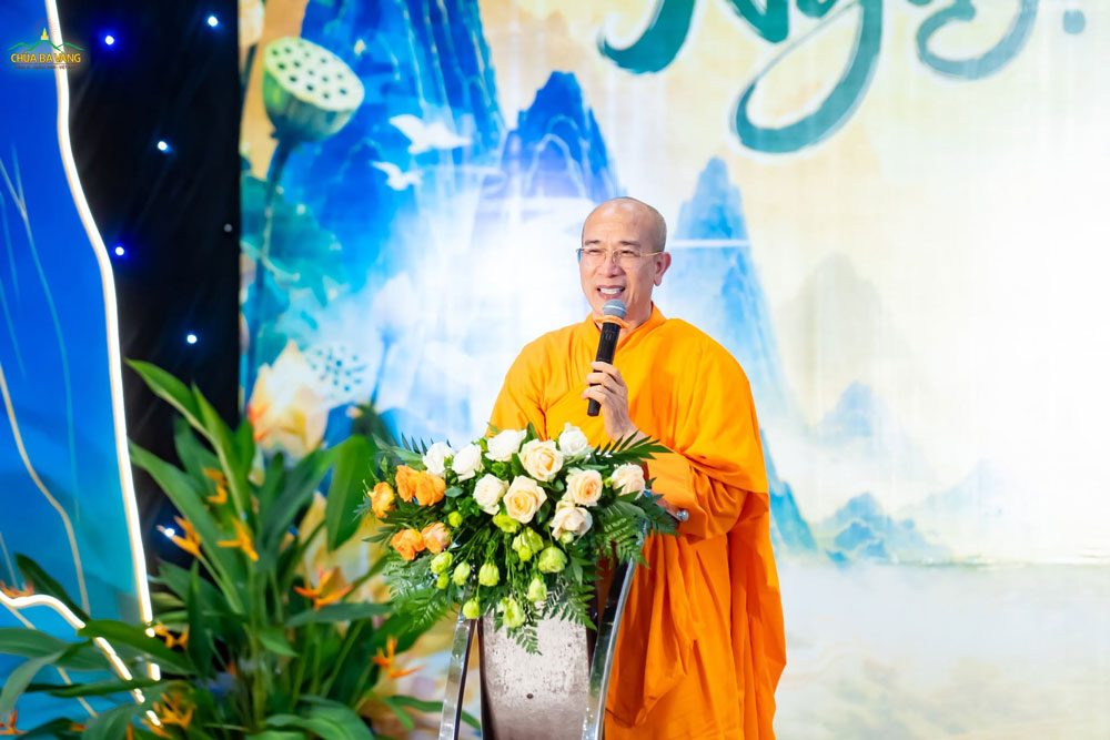 Sư Phụ Thích Trúc Thái Minh ban đạo từ trong chương trình văn nghệ