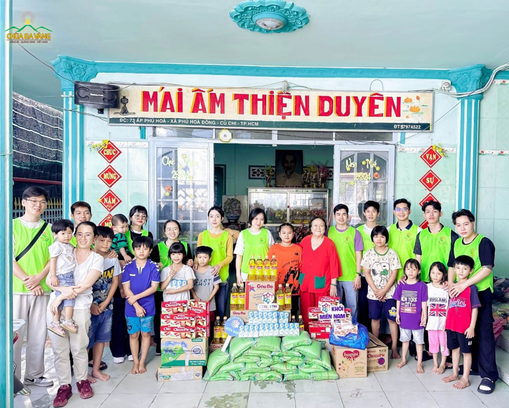 Nên từ bỏ tham đắm và tập thực hành bố thí (Các thành viên CLB Tuổi trẻ Ba Vàng trao quà Tết đến các em nhỏ tại Mái Ấm Thiện Duyên)