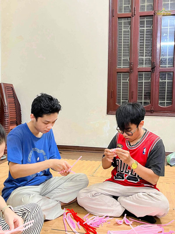 Tại Khối Cầu Diễn, các bạn trẻ cũng cùng nhau chuẩn bị những món quà nhỏ gửi đến cha mẹ nhân mùa Vu Lan