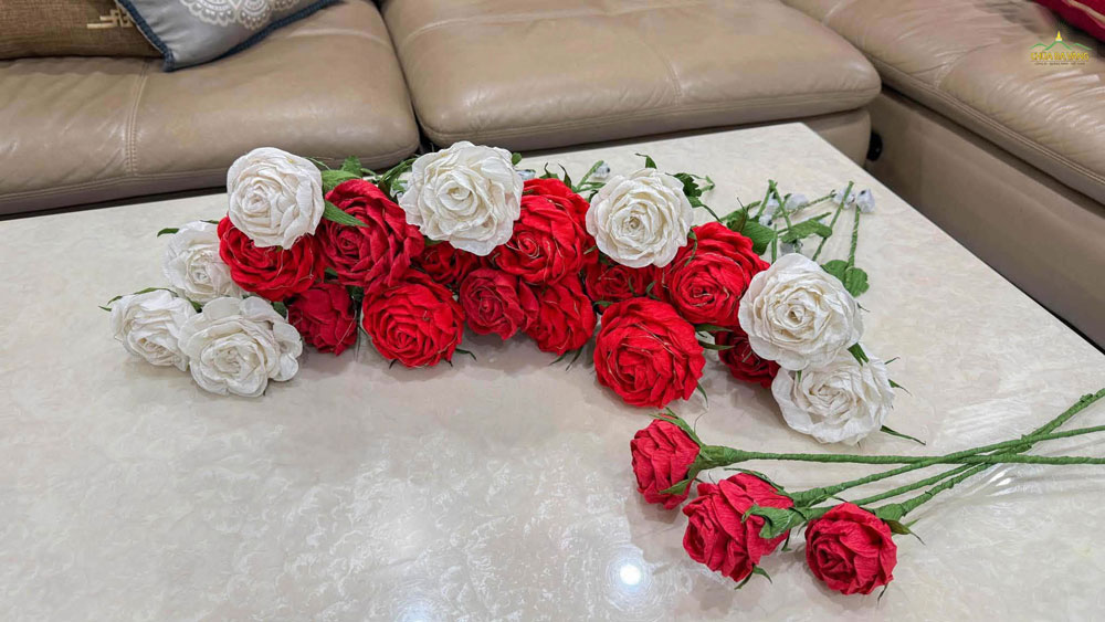 Những bông hoa giấy được các thành viên Khối Hải Phòng tự tay làm, gửi gắm tình yêu thương dành tặng cha mẹ