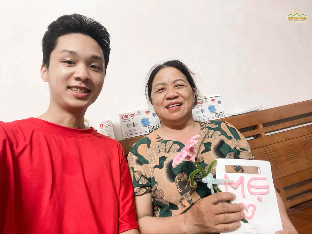 Bạn trẻ trao tặng mẹ món quà handmade do chính tay mình chuẩn bị nhân mùa Vu Lan