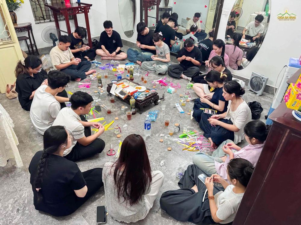 Các thành viên Khối Trần Đại Nghĩa cùng gấp những ngôi sao nhỏ gửi tặng cha mẹ nhân mùa Vu Lan