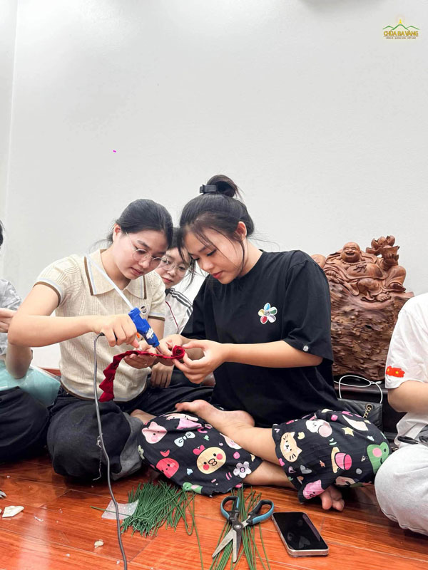 Các bạn cùng hỗ trợ nhau làm hoa gửi tặng cha mẹ