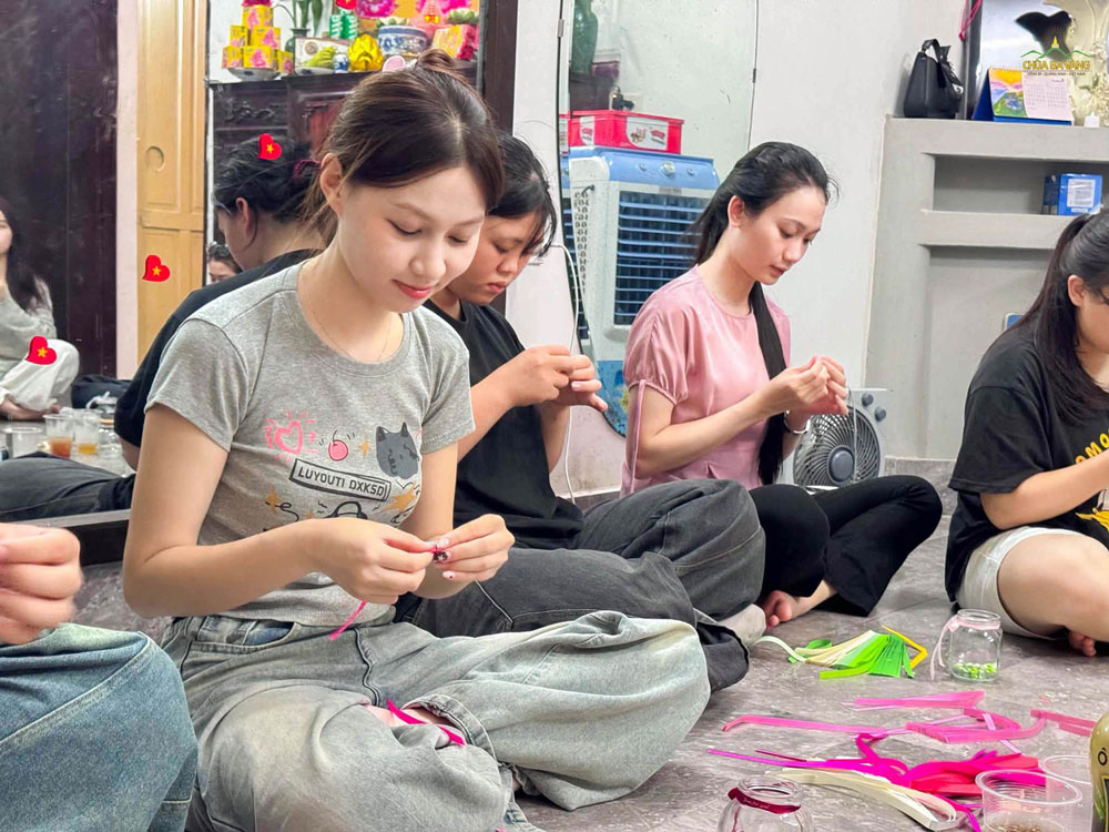Các bạn chăm chú gấp ngôi sao