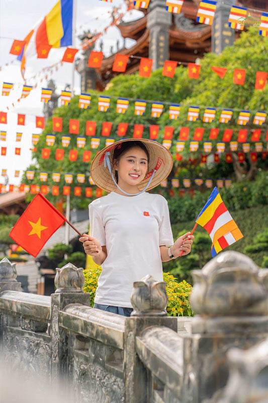 Cờ đỏ sao vàng, cờ Phật giáo tung bay trên bầu trời thu, từng góc nhỏ Nhà lớn đều thấm đượm niềm tự hào của người con Việt đón mừng Quốc khánh 2/9