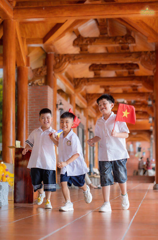 Các em nhỏ hồn nhiên tung tăng trên sân chùa, nụ cười trong veo trong ngày mừng Tết Độc lập!