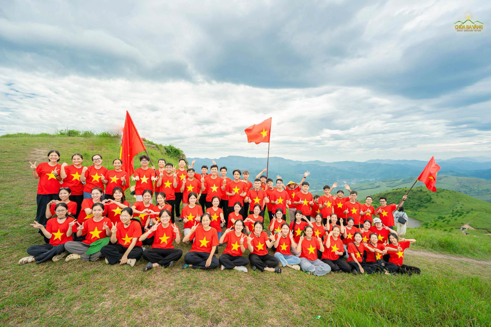 Các bạn trẻ check in tại núi Thành Đẳng!