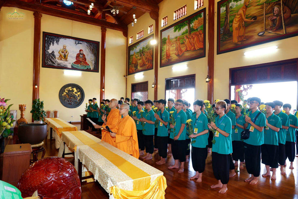 Các bạn khóa sinh dâng hoa tri ân tại Nhà thờ Tổ chùa Ba Vàng