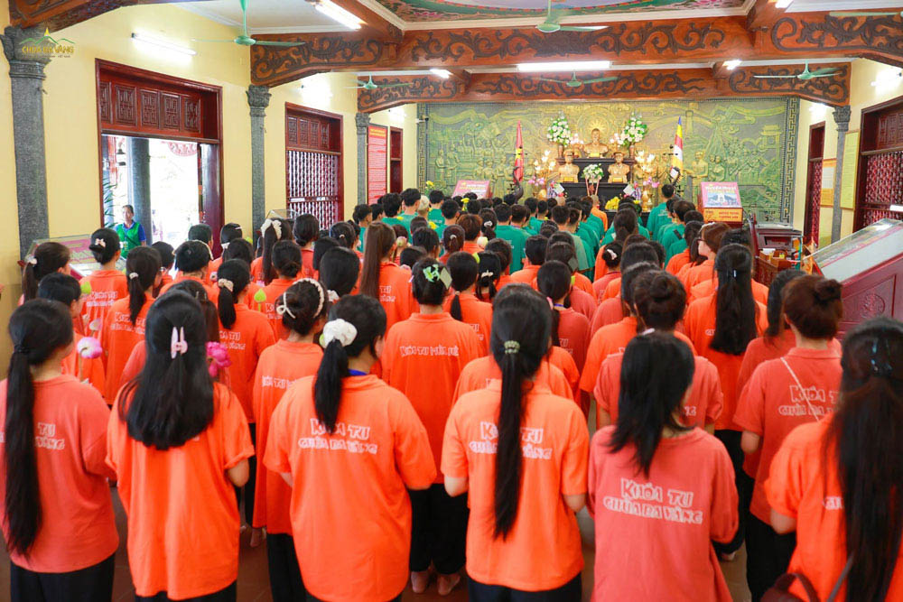 Các bạn khóa sinh dâng hoa tri ân Anh hùng liệt sĩ tại Đền thờ Liệt sĩ chùa Ba Vàng