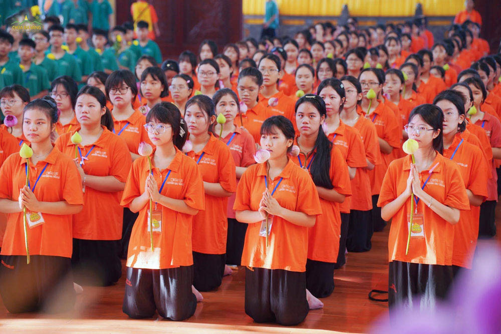 Các bạn khóa sinh dâng hoa tri ân Tam Bảo tại Chính Điện chùa Ba Vàng