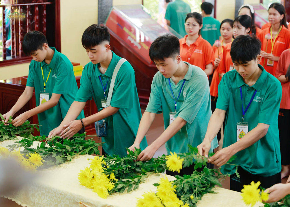 Các khóa sinh thành kính dâng hoa tri ân Anh hùng liệt sĩ