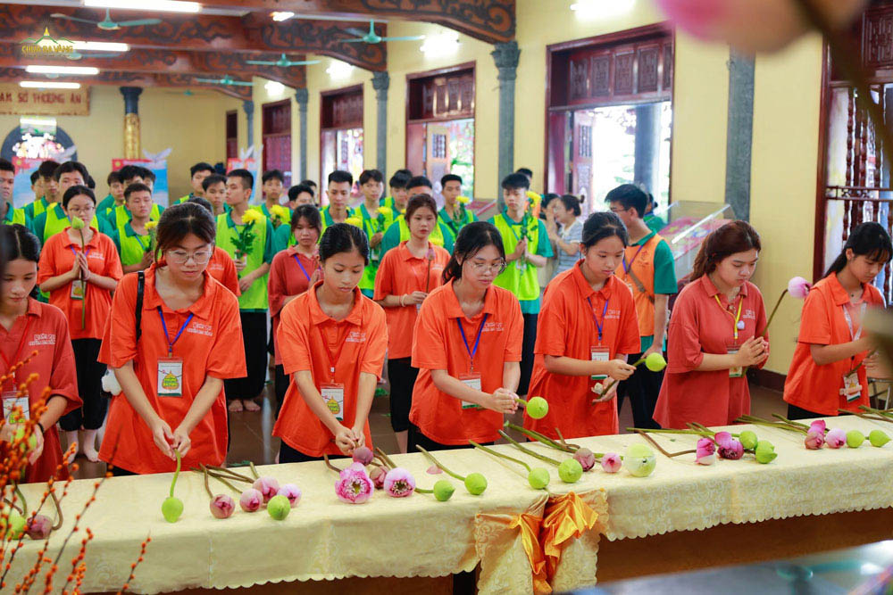 Các khóa sinh thành kính dâng hoa tri ân Anh hùng liệt sĩ