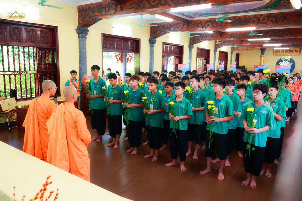 Chư Tăng hướng dẫn các bạn khóa sinh dâng hoa tri ân