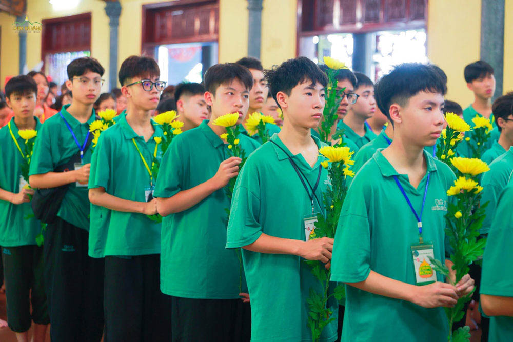 Các bạn khóa sinh trang nghiêm trong buổi lễ dâng hoa tri ân