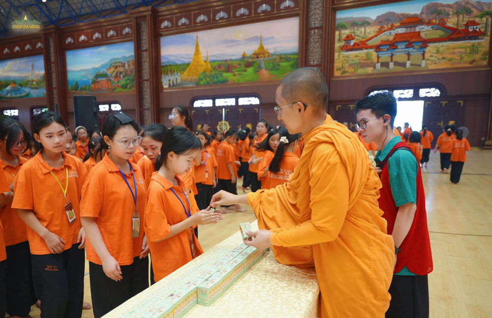 Những món quà đặc biệt được chư Tăng trao tặng các bạn khóa sinh