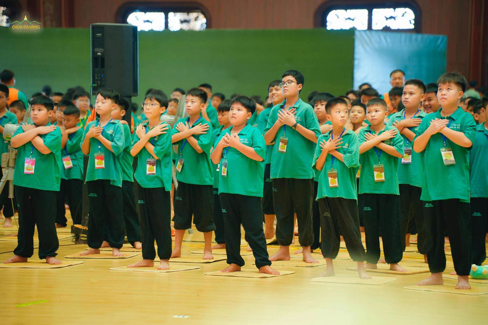 Các bạn khóa sinh múa đồng diễn dành tặng cha mẹ