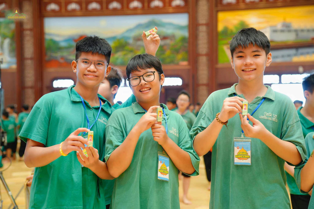 Các bạn chụp ảnh cùng món quà đặc biệt từ trên Sư Phụ cùng chư Tăng