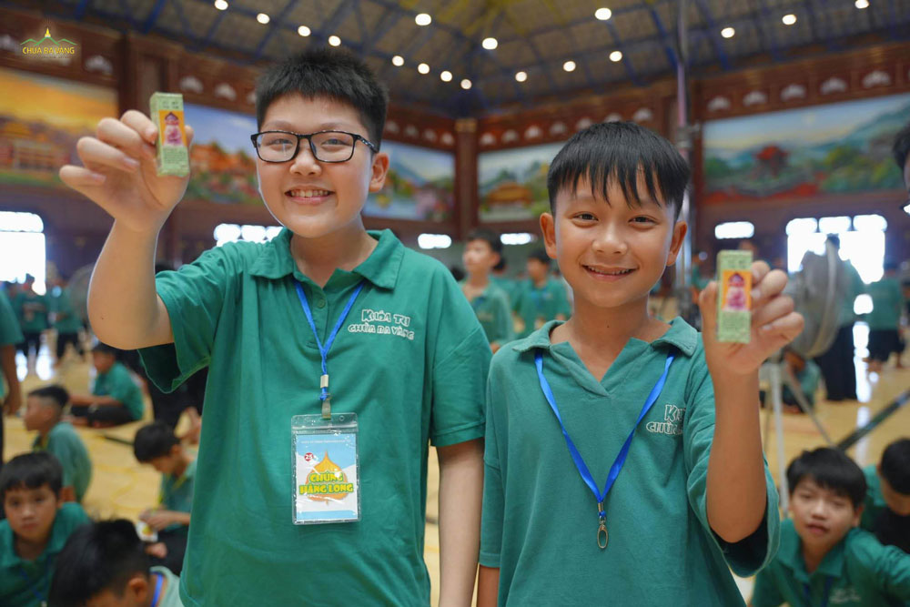 Chúng mình rất vui khi nhận được quà từ trên Sư Phụ cùng chư Tăng để dành tặng bố mẹ nhân dịp Vu lan
