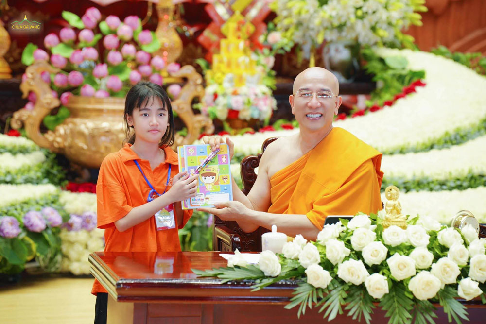 Bạn khóa sinh nhận được phần thưởng từ trên Sư Phụ
