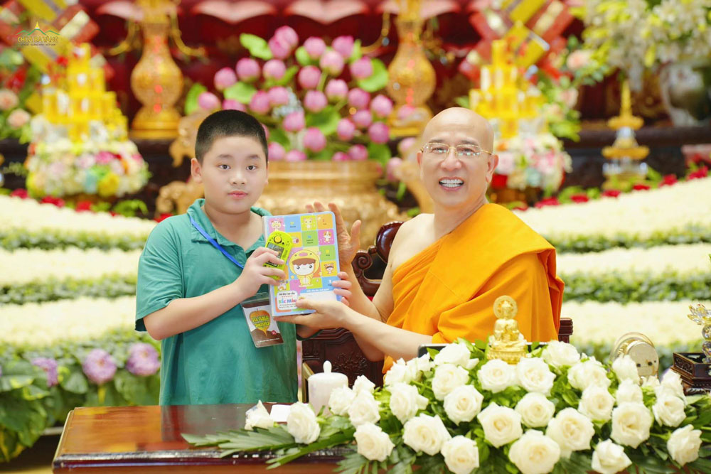 Phần quà ý nghĩa từ trên Sư Phụ Thích Trúc Thái Minh dành tặng cho bạn khóa sinh trả lời đúng câu hỏi