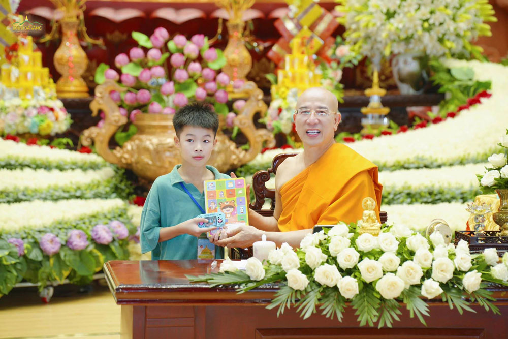 Bạn khóa sinh nhận được phần thưởng từ trên Sư Phụ